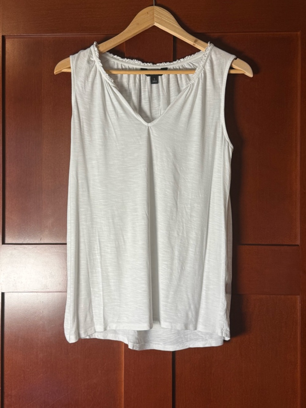 Simply Vera Vera Wang White Sleeveless V-Neck Ruffled Tank Top Size Small